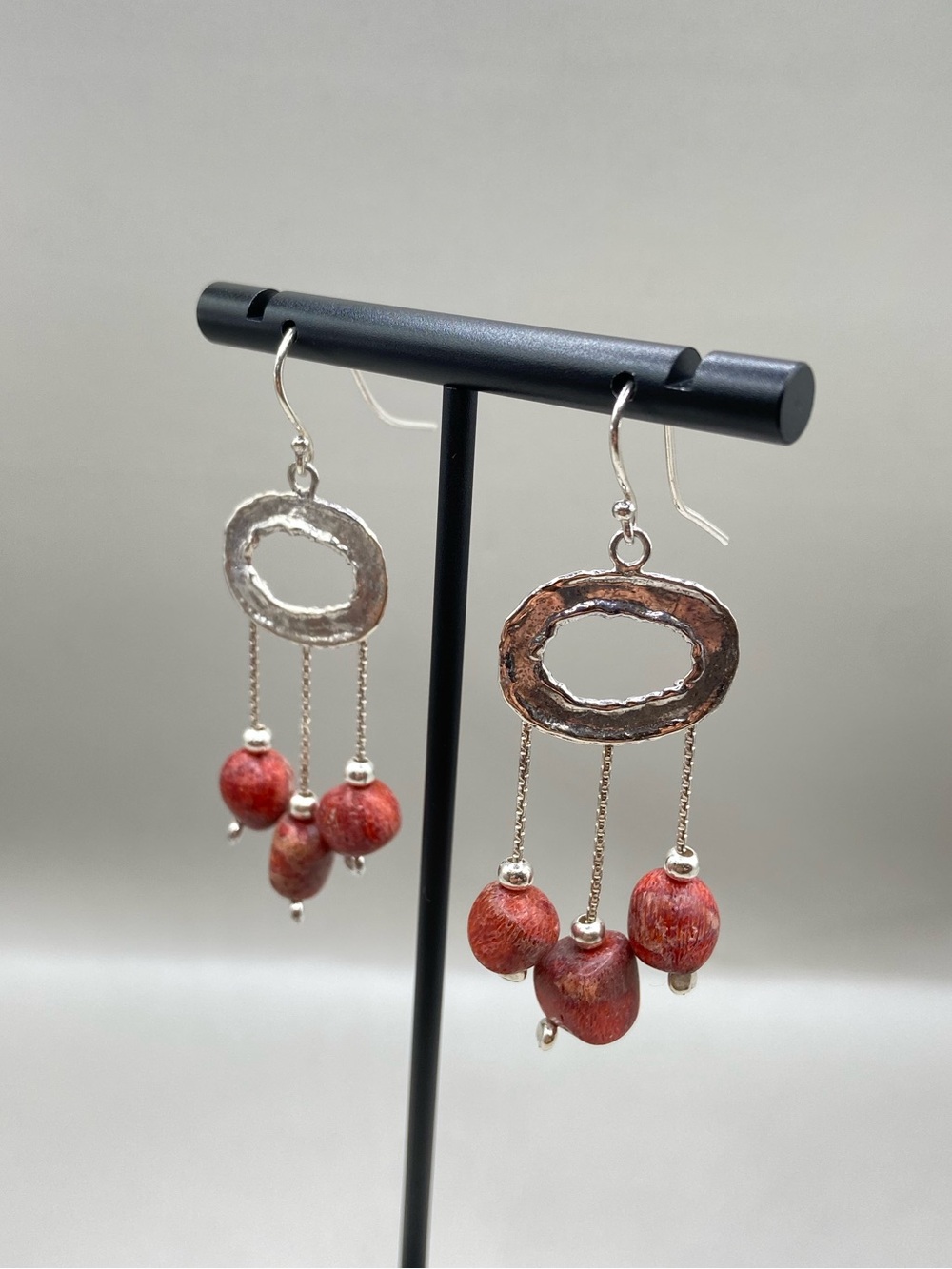 Vintage Silpada Sterling Silver Hammered Oval Red Coral Earrings - Picture 2 of 7